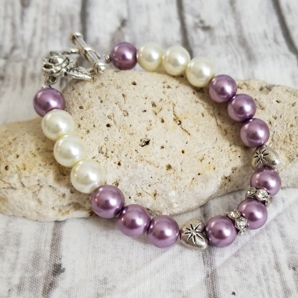 Pretty purple & white glass pearl bead bracelet - Picture 2 of 8